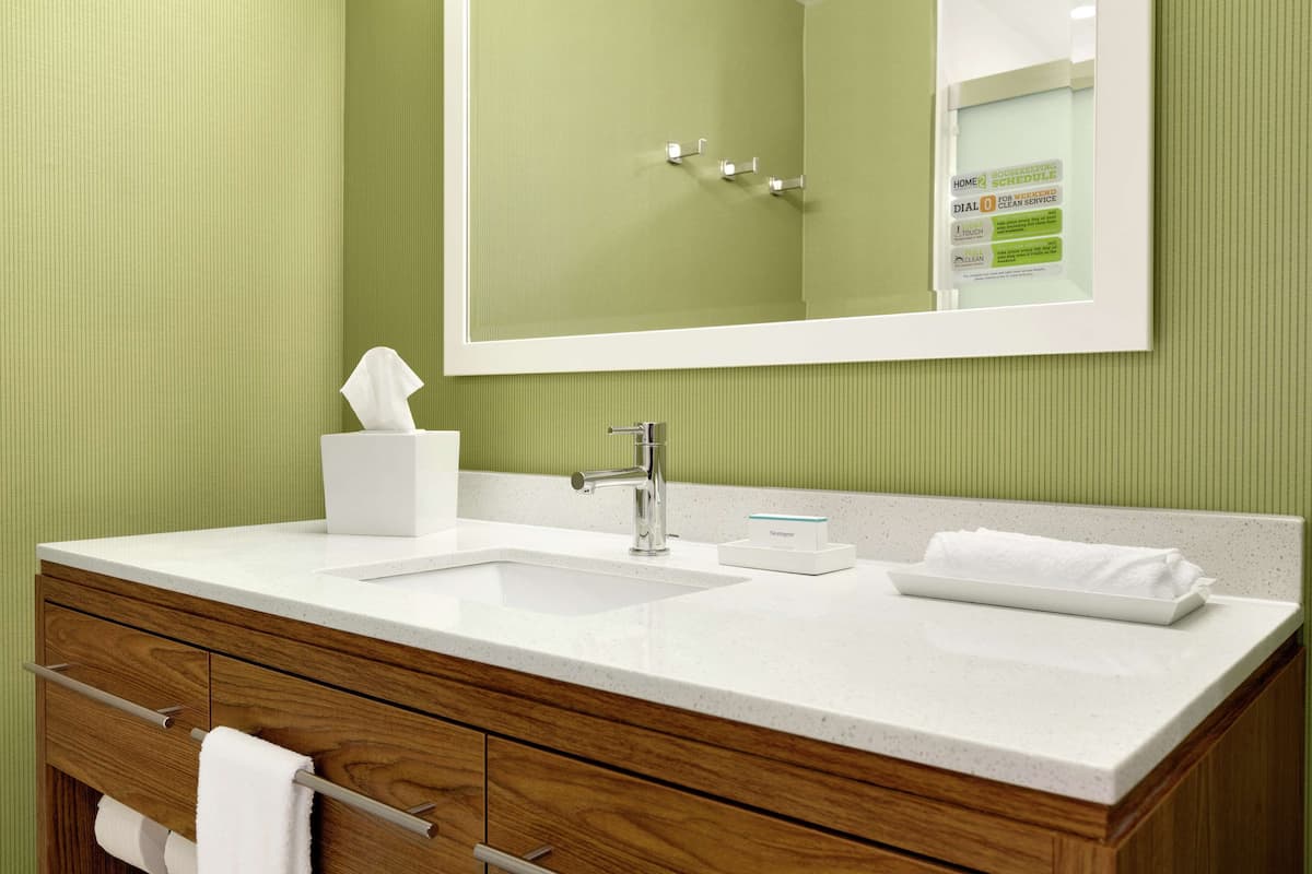 hydromassage showerhead, free toiletries, towels