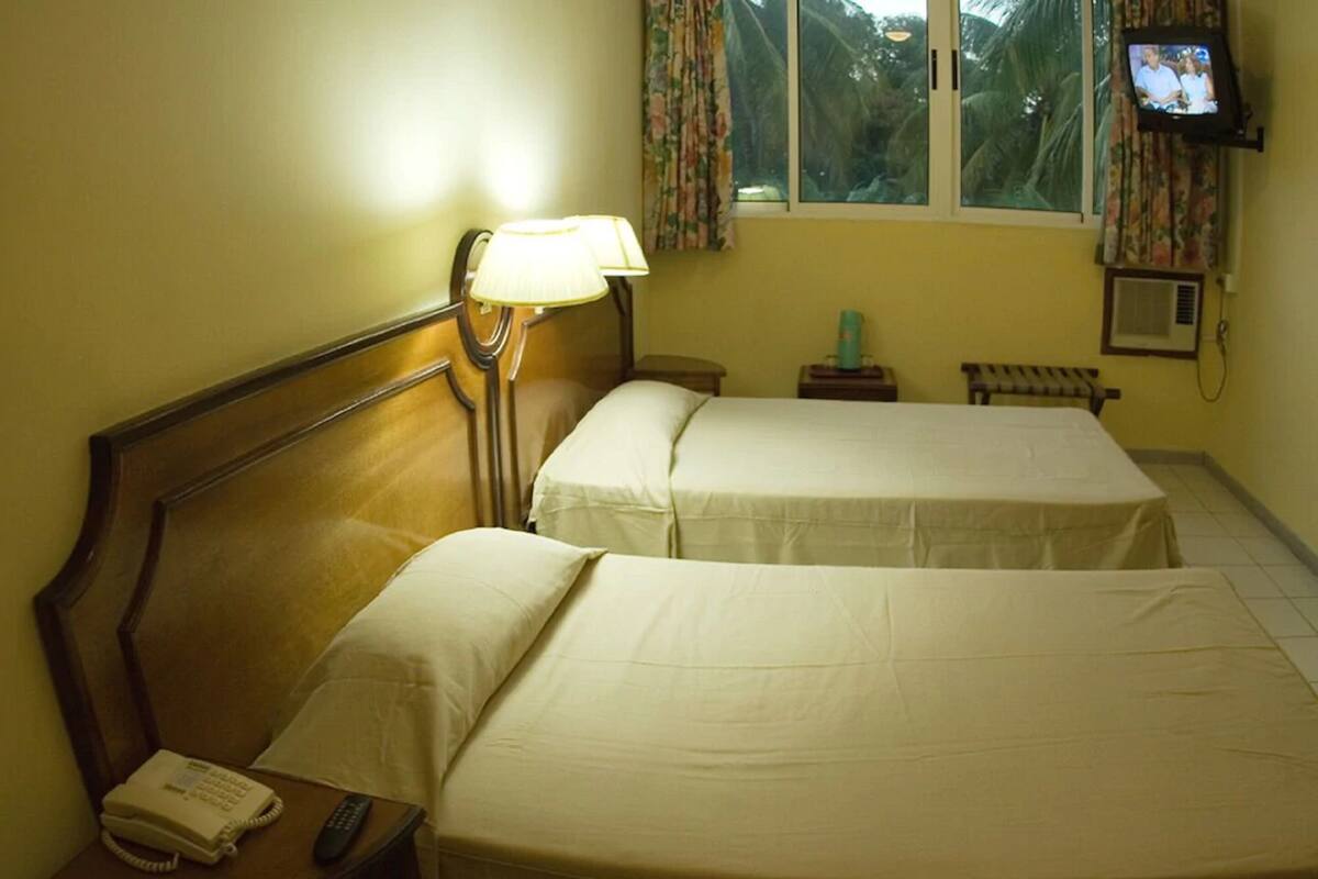 미니바, 객실 내 금고, 책상, 노트북 작업 공간