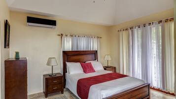 Vila Mewah, pemandangan samudra | 1 kamar tidur, seprai premium, brankas, dan meja kerja