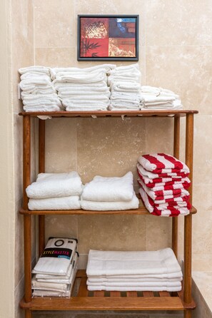 Luxury Villa, Ocean View | Bathroom amenities | Shower, free toiletries, towels - Sandrati Villa (Bequia Island)