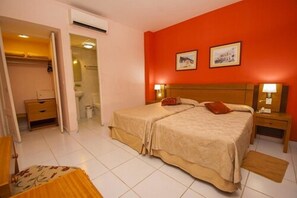 Standard-Doppelzimmer | Schreibtisch, laptopgeeigneter Arbeitsplatz, Bettwäsche