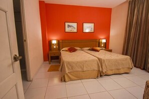 Standard-Doppelzimmer | Schreibtisch, laptopgeeigneter Arbeitsplatz, Bettwäsche