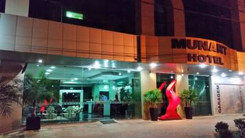 Mặt tiền nơi lưu trú - ban đêm