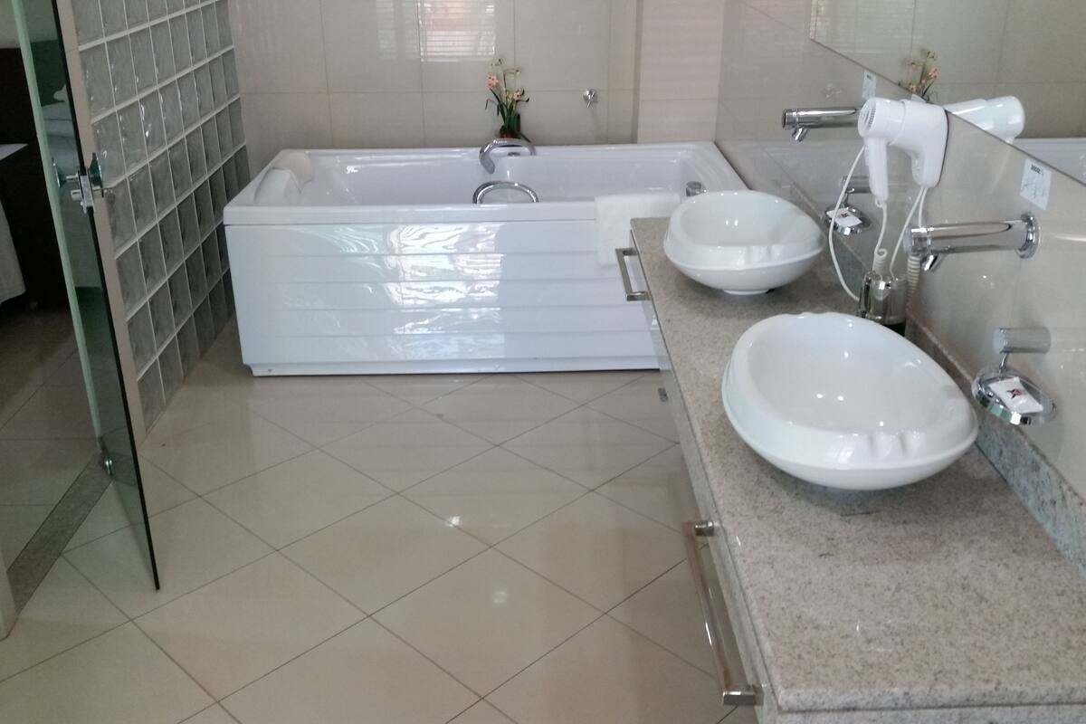 Chambre Triple | Salle de bain | Douche, articles de toilette gratuits, sèche-cheveux
