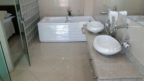 Triple Room | Bathroom | Shower, free toiletries, hair dryer