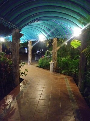 Minibar, caja de seguridad en la habitación y escritorio 