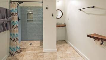 Standard Room, 1 Queen Bed, Private Bathroom | Bathroom