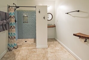 Chambre Standard, 1 grand lit, salle de bains privée | Salle de bain