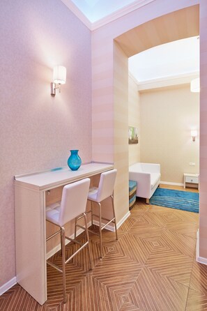 Apartamento, 1 habitación (Drukars'ka St, 4) | Ropa de cama de alta calidad, escritorio, cortinas opacas