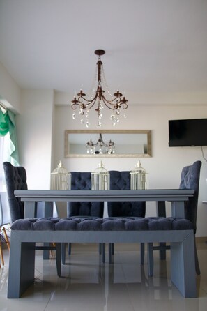 Condo truyền thống, 2 phòng ngủ | Bếp riêng | Tủ lạnh, lò vi sóng, lò nướng, bếp nấu 