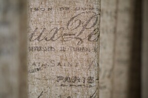 Un gros plan d’un tissu sur lequel on peut voir du texte écrit à la main.