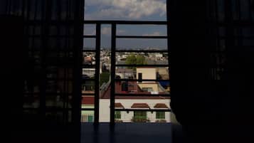 Condo tradicional, 2 habitaciones | Área de sala de estar | Televisión LCD, reproductor de DVD y películas con cargo