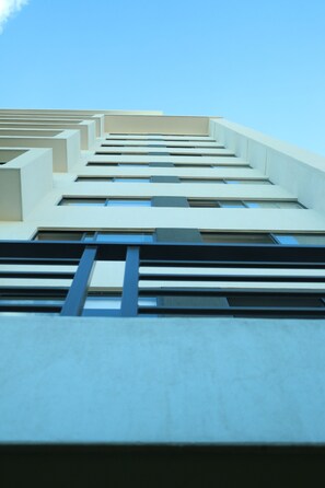 Un bâtiment moderne doté d’une série de fenêtres et d’une façade aux lignes géométriques.