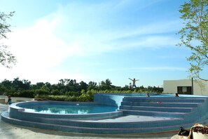 Una piscina al aire libre