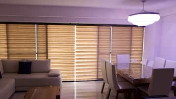 Condo panorámico, 2 habitaciones | Sala de estar | Televisión LCD, reproductor de DVD y películas con cargo