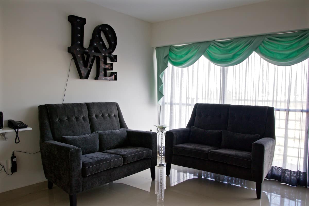 Condo tradicional, 2 habitaciones | Sala de estar | Televisión LCD, reproductor de DVD y películas con cargo