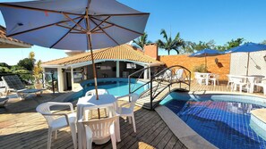 Piscine extérieure, chaises longues