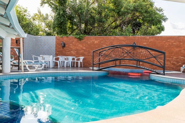 Piscine extérieure, chaises longues