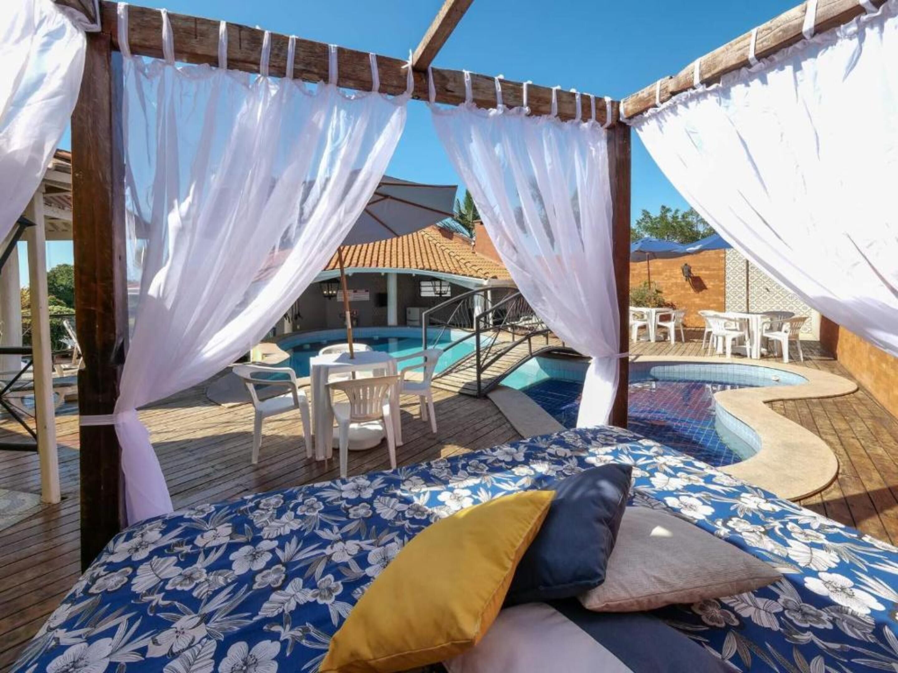 outdoor pool, open 8:00 am to 10:00 pm, pool loungers