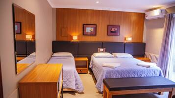 Quarto triplo luxo | Frigobar, cofres nos quartos, escrivaninha, Wi-Fi de cortesia