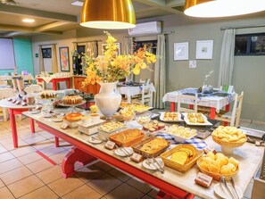 Café da manhã com buffet grátis todos os dias