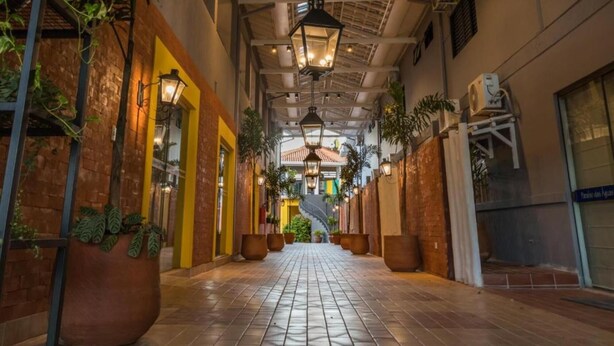 An indoor corridor with tiled flooring, brick walls, and hanging lanterns. -  HOTEL PARAÍSO DAS ÁGUAS BONITO (Bonito)