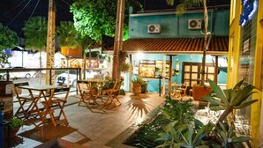 An outdoor seating area with tables and chairs, a small water feature, and potted plants. -  HOTEL PARAÍSO DAS ÁGUAS BONITO (Bonito)