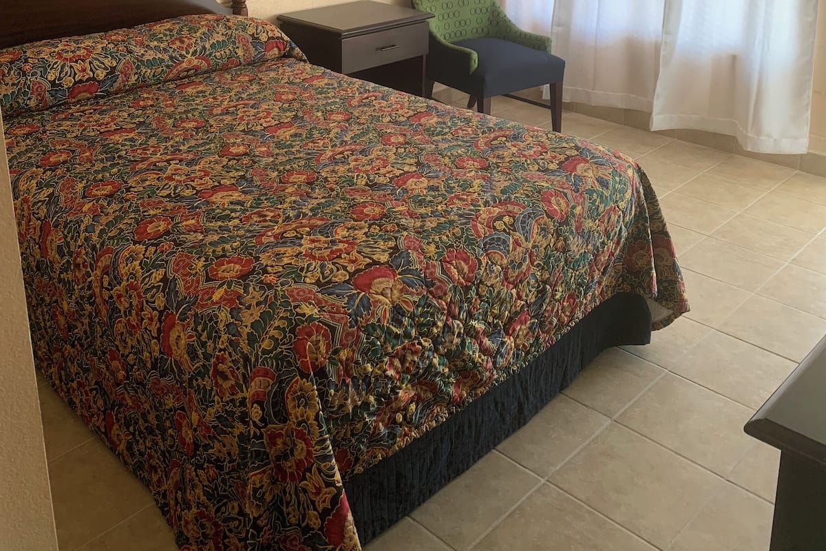 Room, 1 Queen Bed | Desk, free WiFi, bed sheets