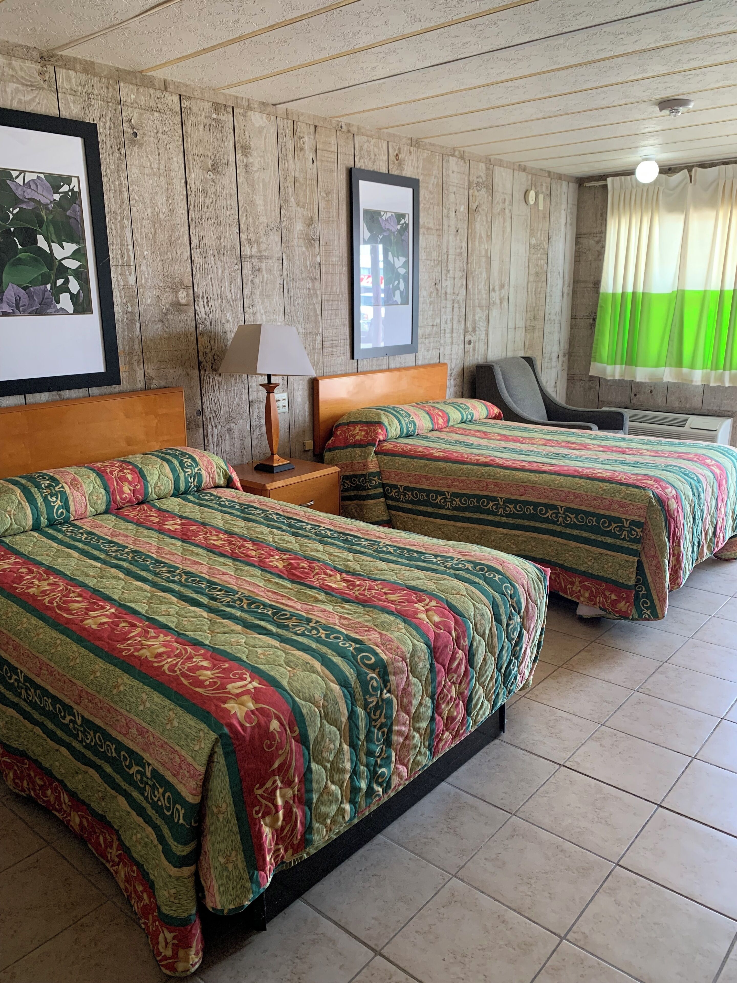 Escritorio, wifi gratis y ropa de cama 