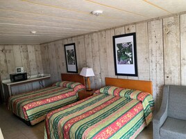 Escritorio, wifi gratis y ropa de cama 