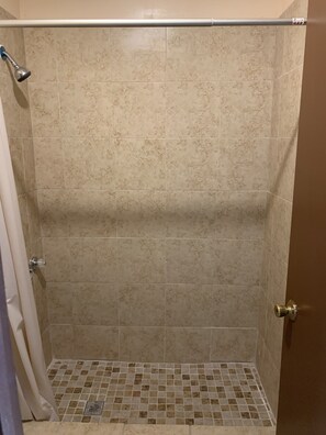 Room, 2 Queen Beds | Bathroom | Free toiletries, towels - Loma Alta Motel (Laredo)