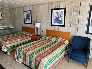Desk, free WiFi, bed sheets - Loma Alta Motel (Laredo)