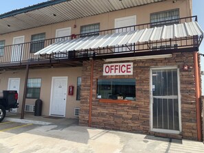 Reception - Loma Alta Motel (Laredo)
