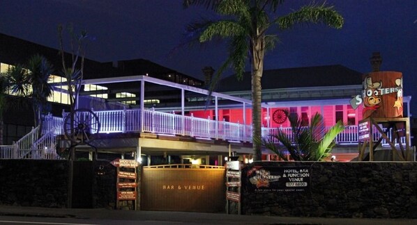 Exterior - Shooters Saloon Bar Hotel & Cabins (Auckland)