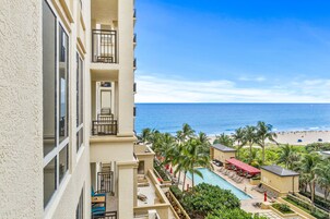 Premium, 2 Bedroom Suite, Bedroom 1: 1 King, Bedroom 2: 2 Double, Baths: 2, Ocean view, Balcony | Roupas de cama premium, camas com colchões pillow-top