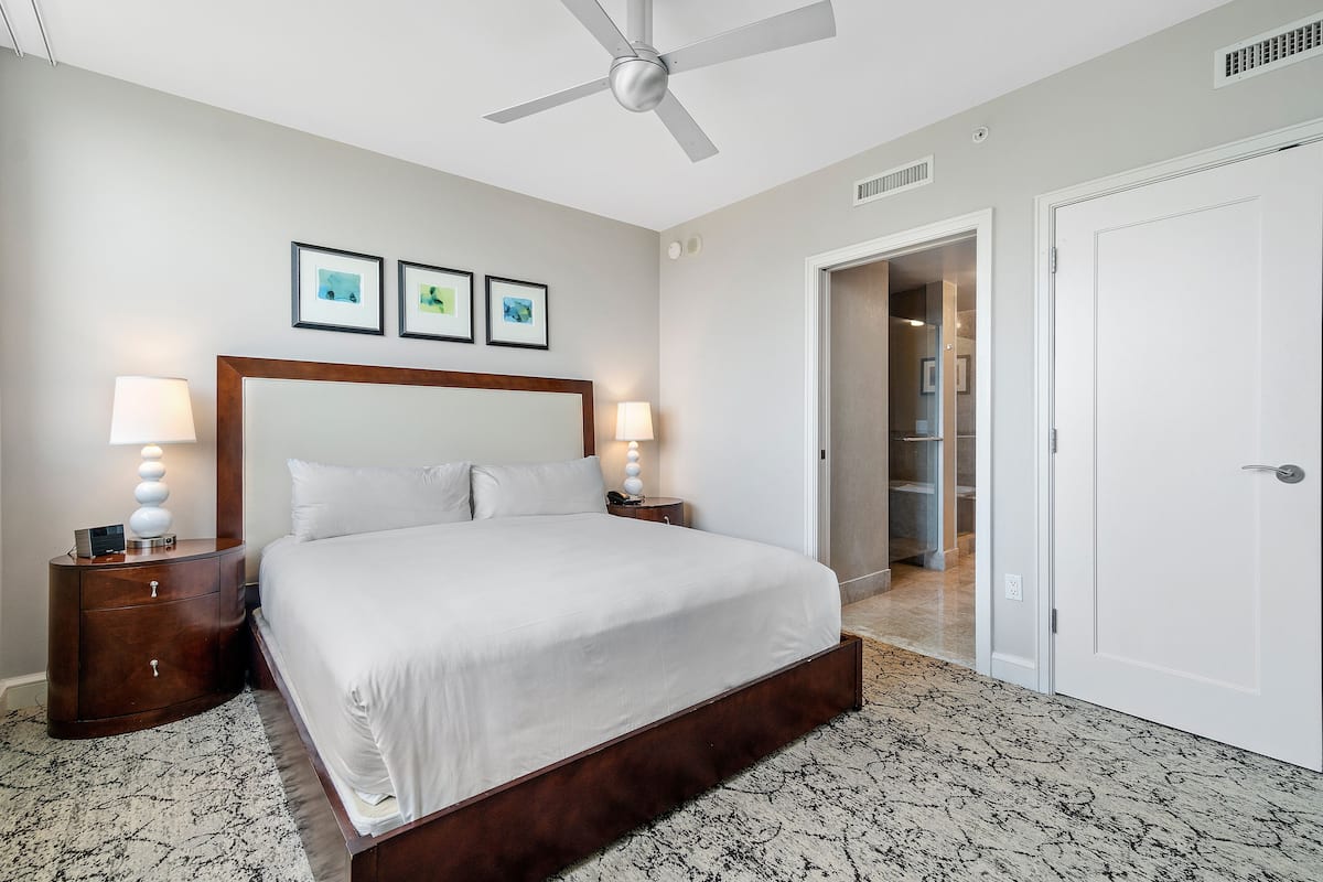 2 Bedroom Suite, Bedroom 1: 1 King, Bedroom 2: 1 King, Bathrooms: 2, Intracoastal view, Balcony | 2 camere, biancheria da letto di alta qualità, materassi a doppio strato