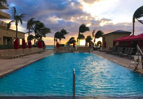 2 piscinas externas, barracas de cortesia, guarda-sóis