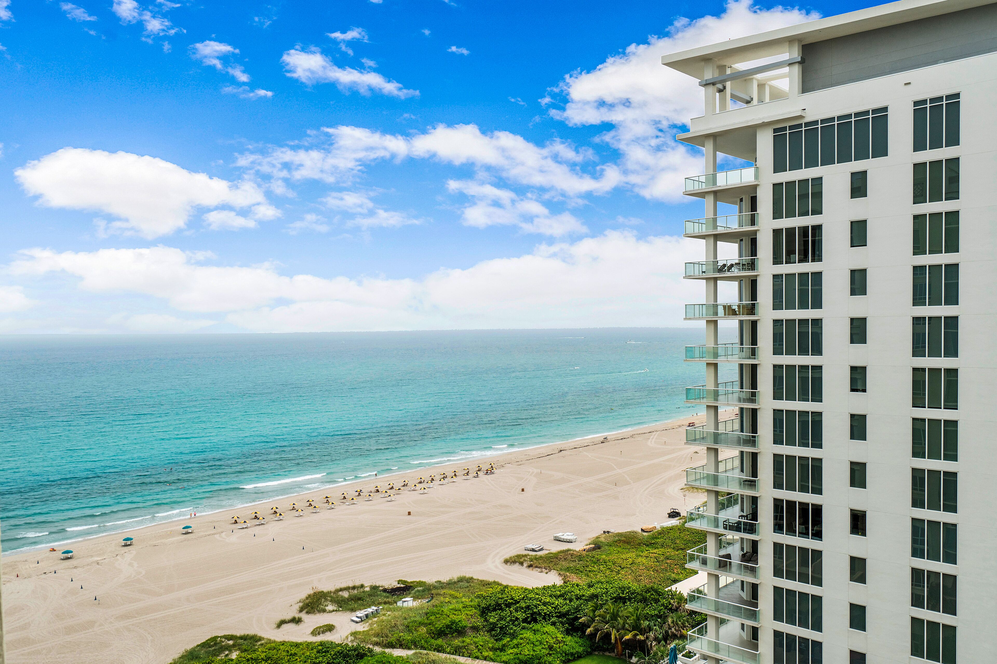 Hotel moderno con vistas elevadas a una playa y al océano.