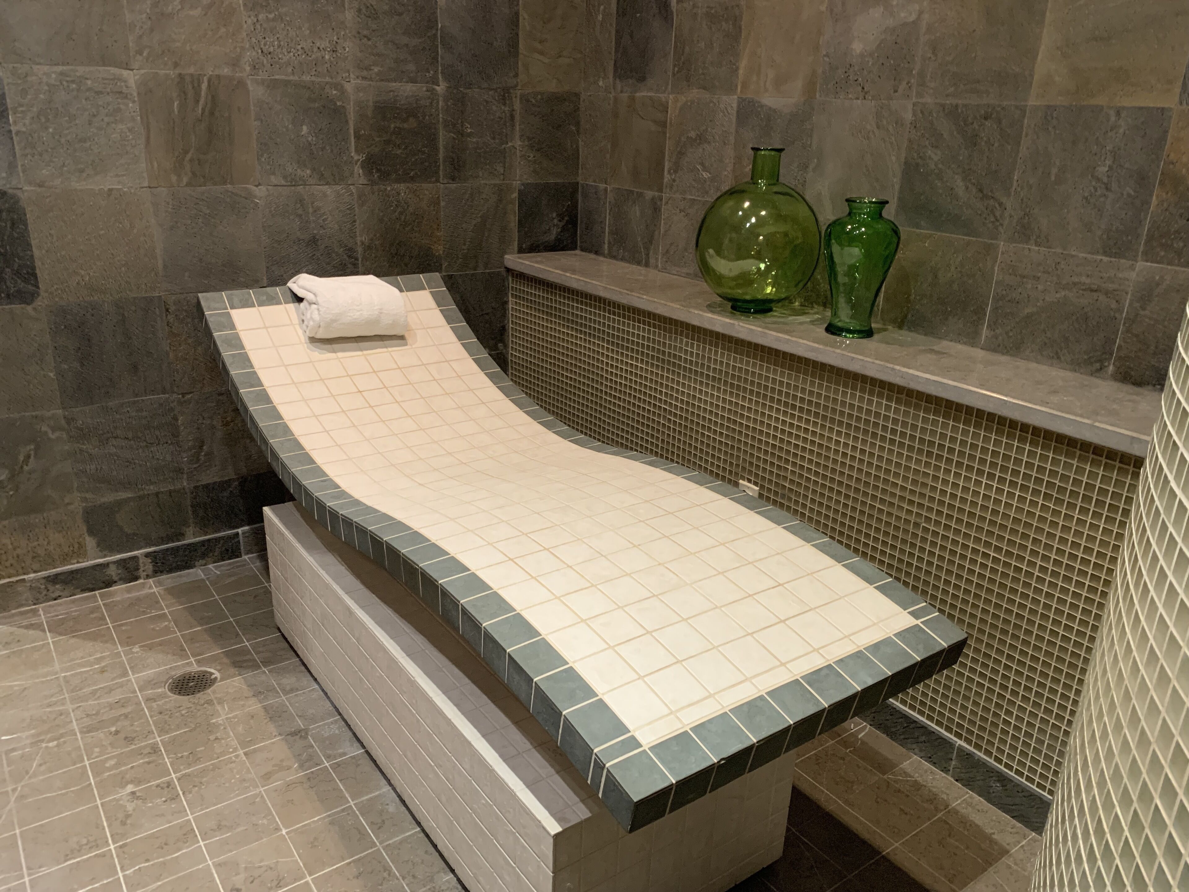 Sauna, bain de vapeur, soins du corps, aromathérapie