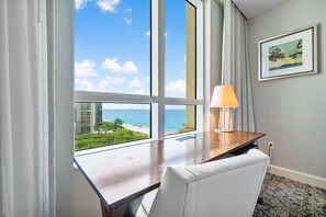 Premium, 2 Bedroom Suite, Bedroom 1: 1 King, Bedroom 2: 2 Double, Baths: 2, Ocean view, Balcony | 高档床上用品、加厚床垫、客房内保险箱、办公桌