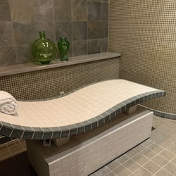 Sauna, baño de vapor, tratamientos corporales y aromaterapia