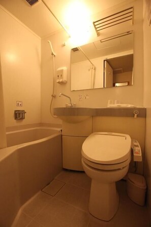 Kombinasi shower/bathtub, bathtub besar,  dan pengering rambut