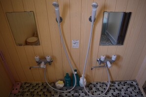 Habitación con 2 camas individuales, baño compartido | Baño | Bañera y ducha independientes y artículos de higiene personal gratuitos