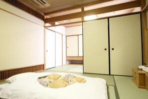 Desk, iron/ironing board, free wired internet, bed sheets - Hotel Hiroshima Sunplaza (Hiroshima)