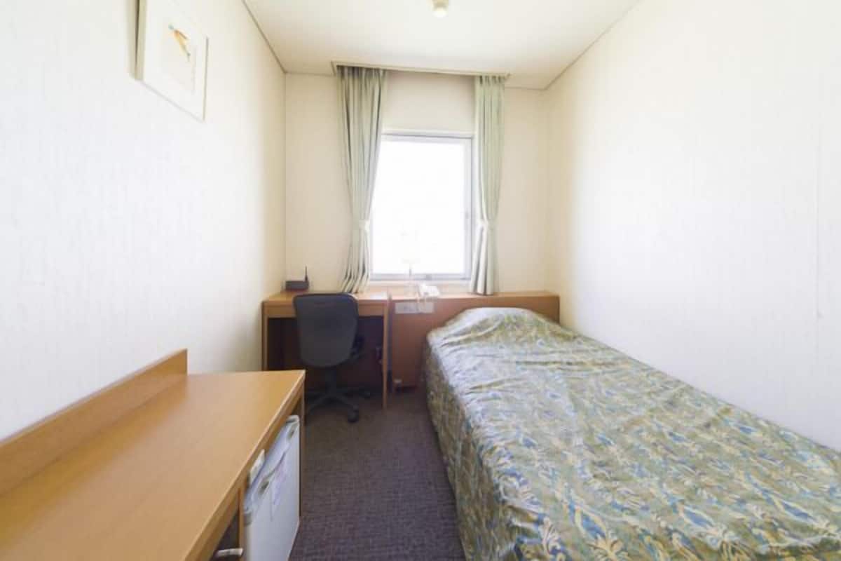 Single Room, Smoking | Desk, iron/ironing board, free wired Internet, bed sheets