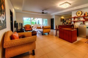 Deluxe Villa | Ruang tamu | 32 inci televisyen skrin rata dengan kabel, TV, pemain DVD