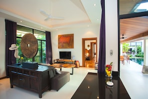 Villa Deluxe | Zona de estar | Una Smart TV, un reproductor de DVD