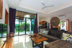 Smart TV, DVD player - Emotion 1 Villa (Rawai)