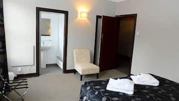 Habitación, baño privado (Queen ) | Tabla de planchar con plancha, camas extra, wifi gratis y ropa de cama