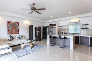 Deluxe-Villa | Wohnbereich | 32-Zoll-Flachbildfernseher mit Kabelempfang, Fernseher, DVD-Player